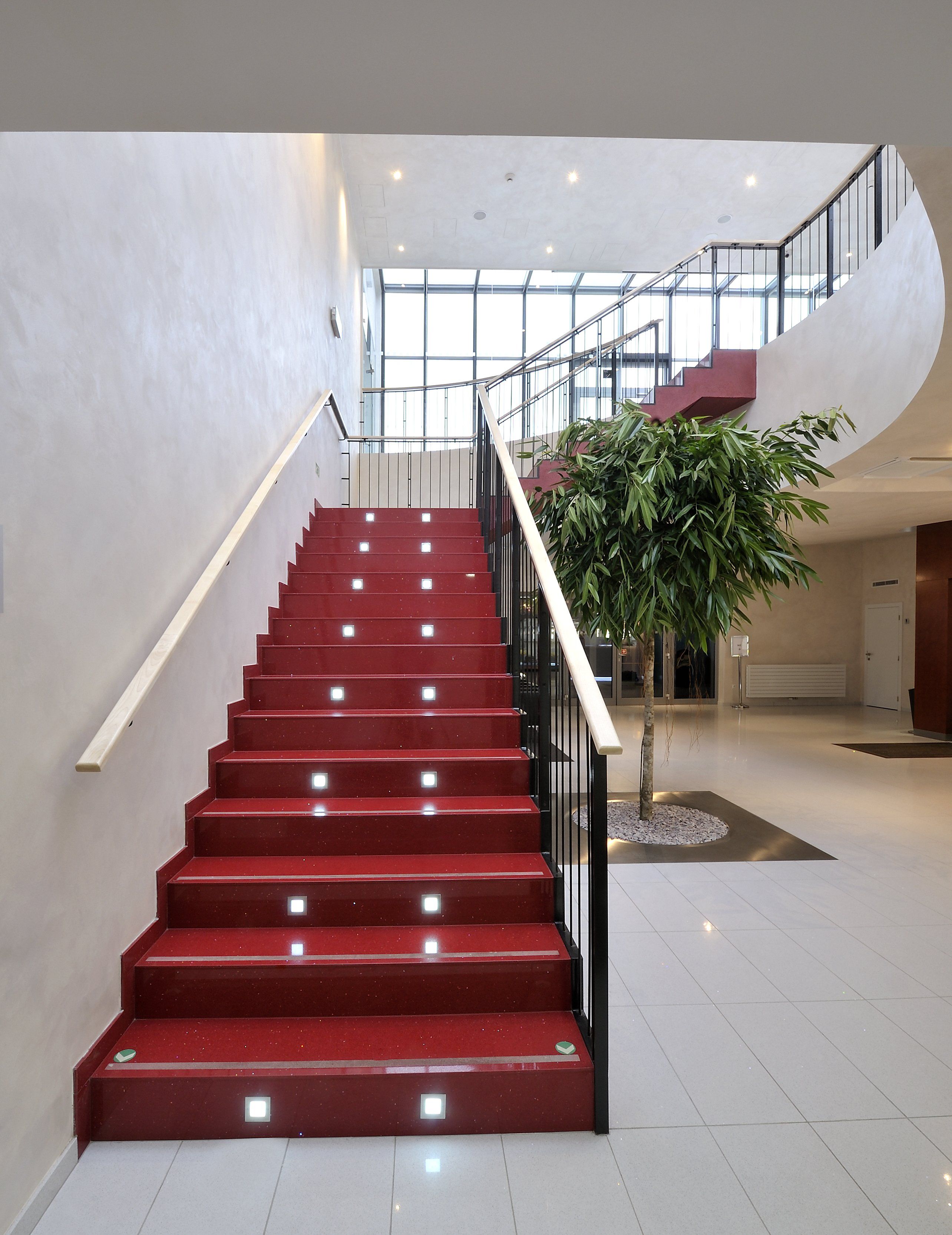 Красные ступеньки. Лестница из кварцевого агломерата ИДС 1100. Ступени из агломерата для лестниц. Лестница из искусственного камня. Лестница из акрилового камня.