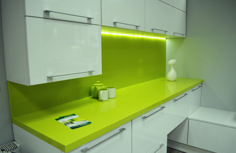 Столешница зелёного цвета на кухне