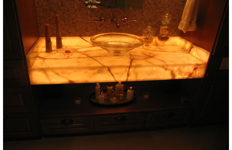 Камень оникс с подсветкой для ванны