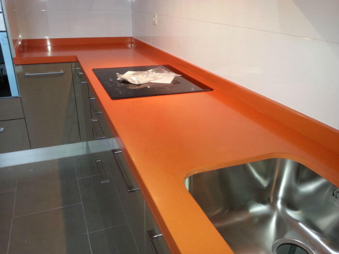 Оранжевая кухня с крашеными фасадами