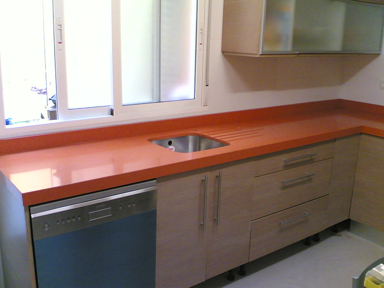 Кухня столешница 45 см. Оранжевая столешница для кухни. Кухня со столешницей 90 см. Оранжевая столешница камень. Кухонная столешница оранжевого цвета.