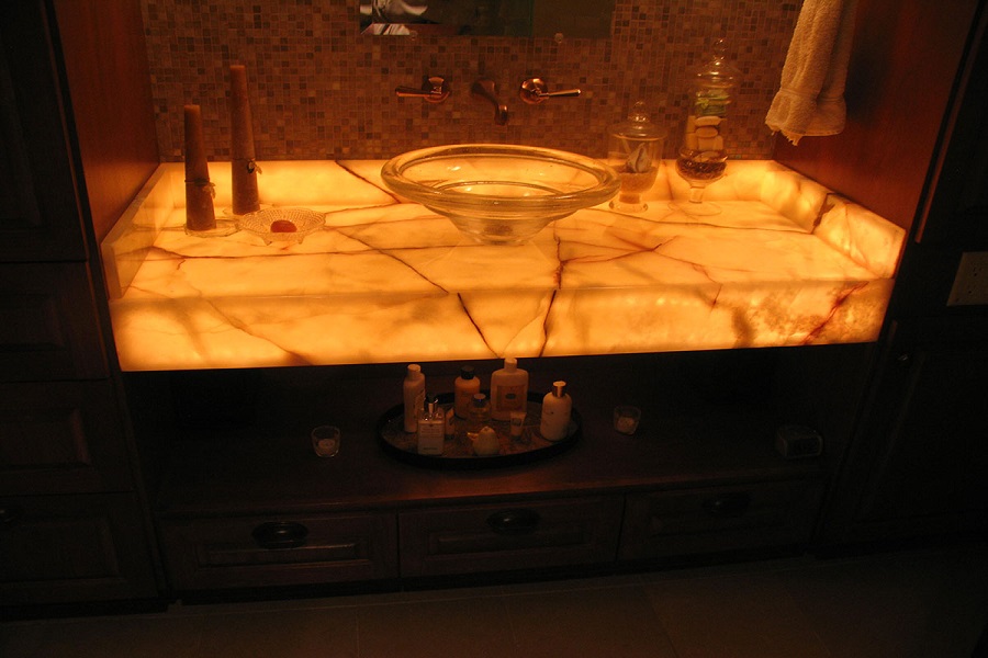 Камень оникс с подсветкой для ванны
